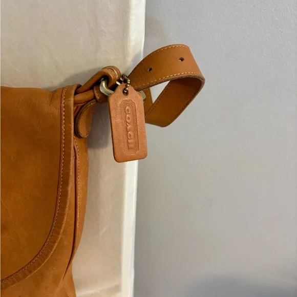Coach Tan Leather Shoulder Bag with Adjustable Strap - Picture 2 of 9